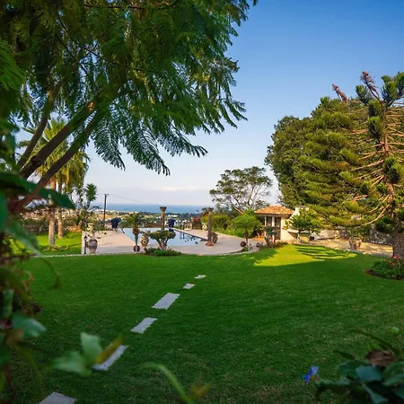 Vilă 5-bedroom With Private Pool And Maid Service Lapithos (Northern Cyprus)