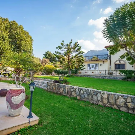 5-bedroom With Private Pool And Maid Service Vilă