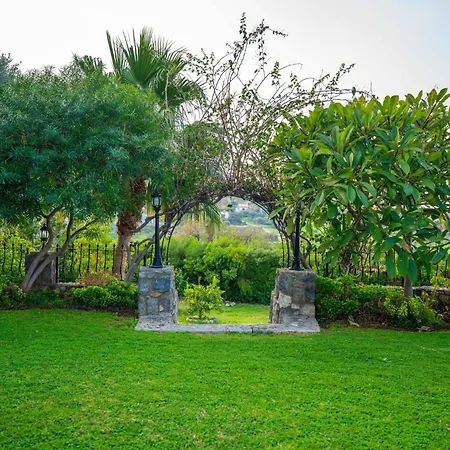 5-bedroom With Private Pool And Maid Service Villa *