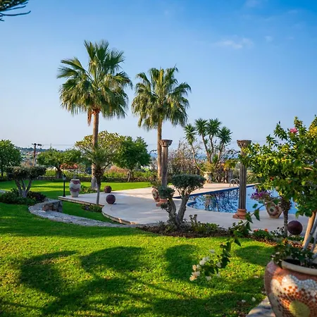 Вилла 5-bedroom With Private Pool And Maid Service Лапитос