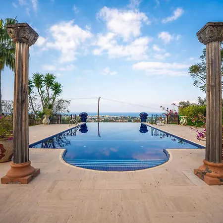 5-bedroom With Private Pool And Maid Service