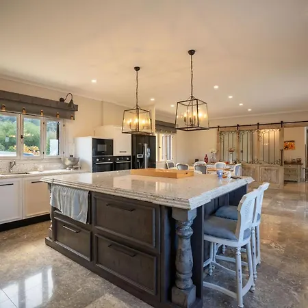 5-bedroom With Private Pool And Maid Service Лапитос