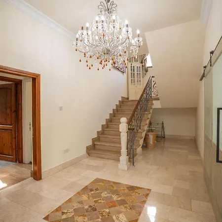 Vilă 5-bedroom With Private Pool And Maid Service Lapithos (Northern Cyprus)