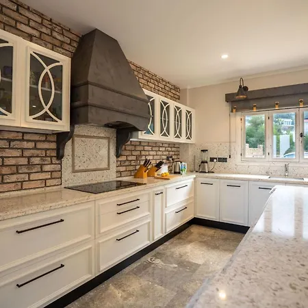 5-bedroom With Private Pool And Maid Service Вилла