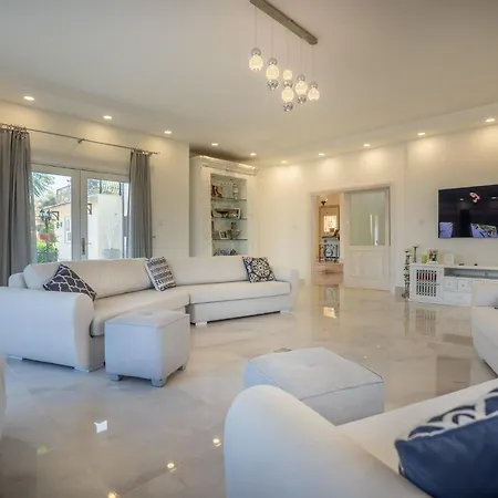 5-bedroom With Private Pool And Maid Service *
