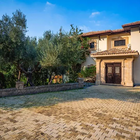Villa 5-bedroom With Private Pool And Maid Service Lapithos (Northern Cyprus)
