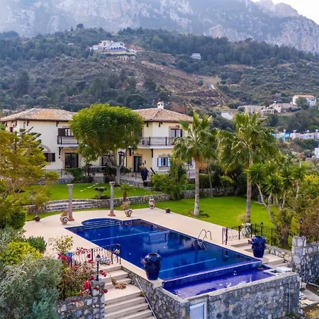 5-bedroom With Private Pool And Maid Service *